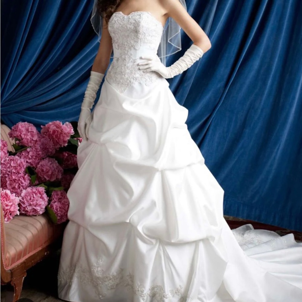 Size 4 David’s Bridal wedding dress